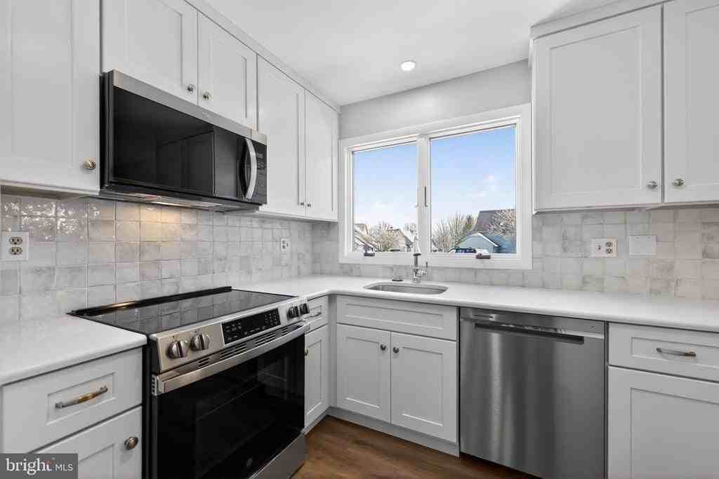 21 Foxtail Ct - Photo 2 of 14