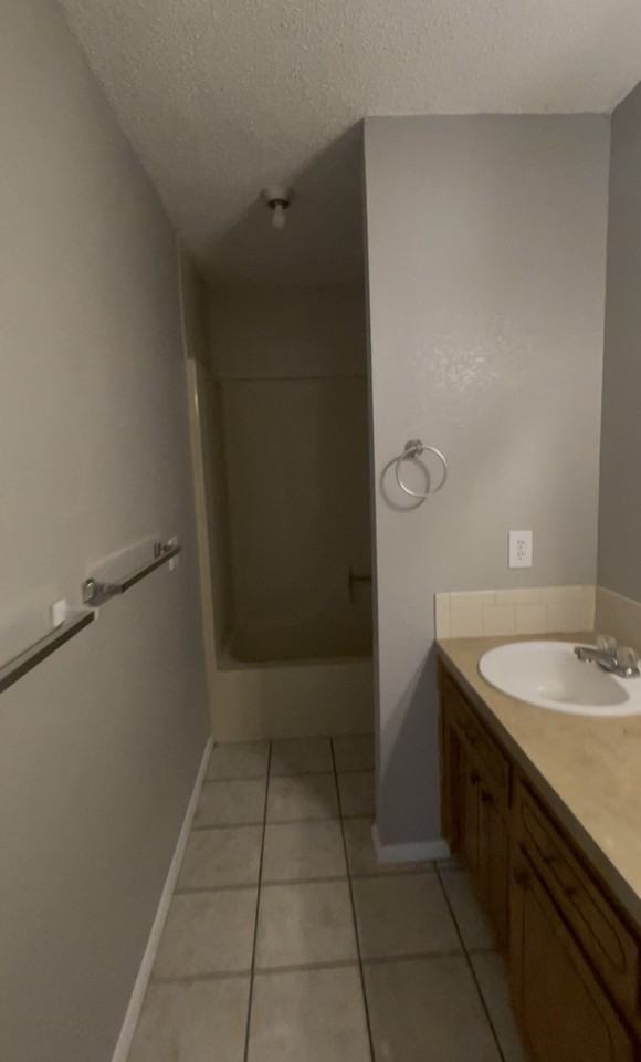 606 Northwest J Street - Photo 3 of 10