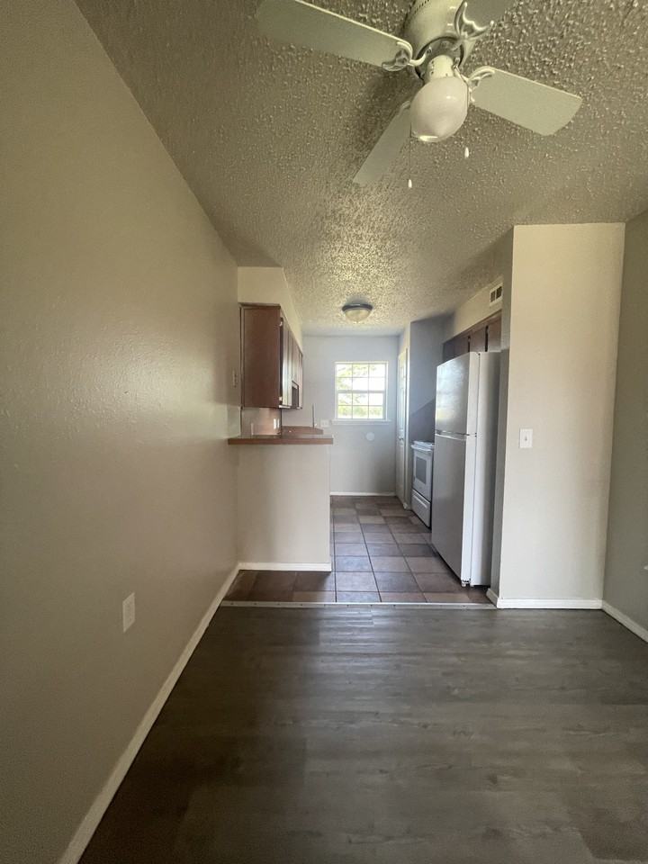 402 Northwest Panther Lane - Photo 2 of 8