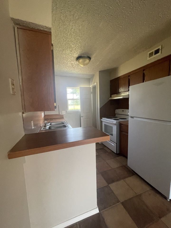 402 Northwest Panther Lane - Photo 3 of 8