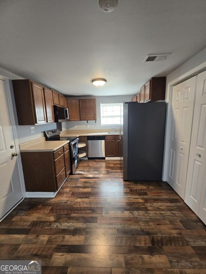 1211 Lake Dr - Photo 4 of 20