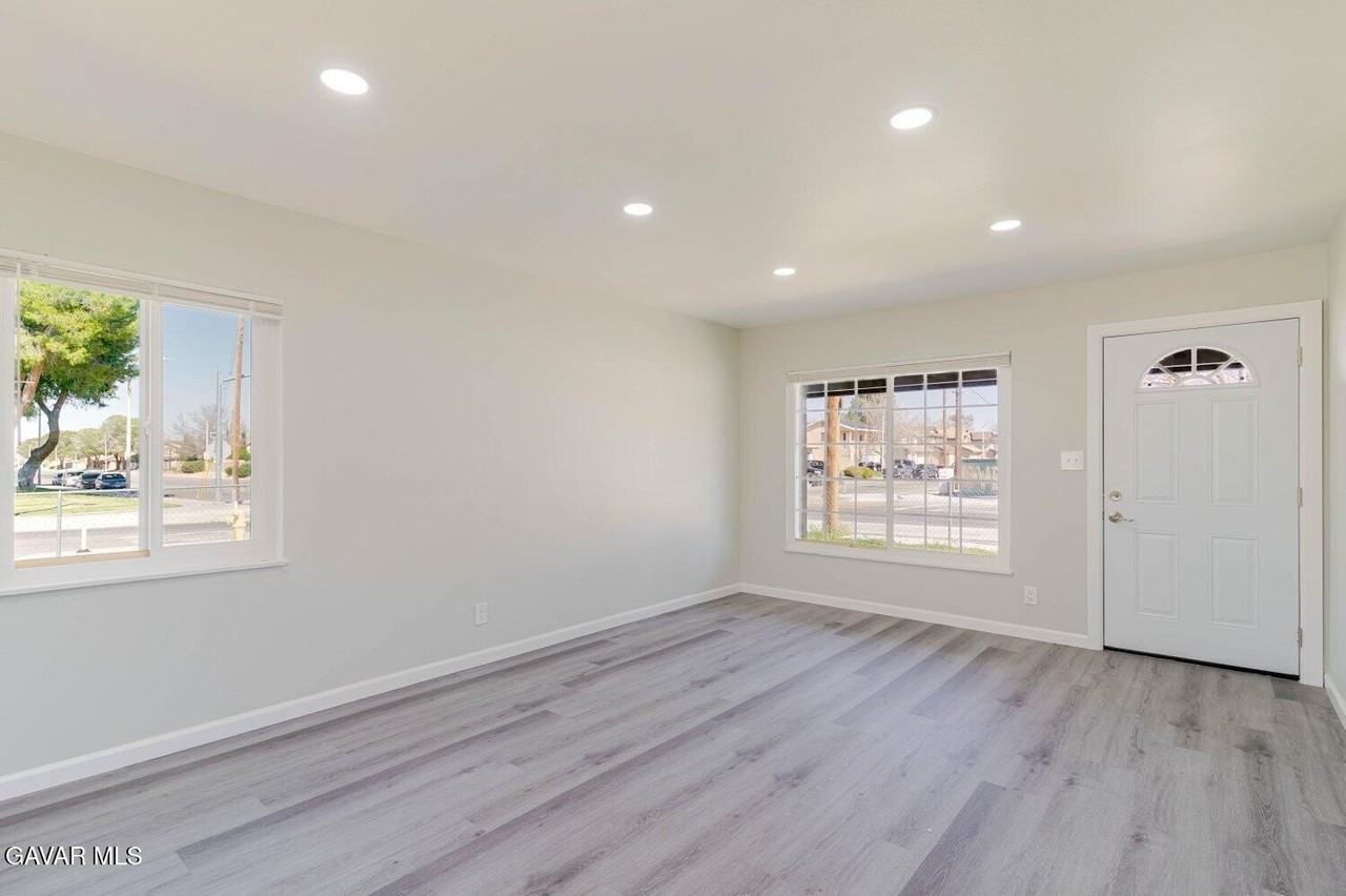 44961 5th St E - Photo 5 of 29