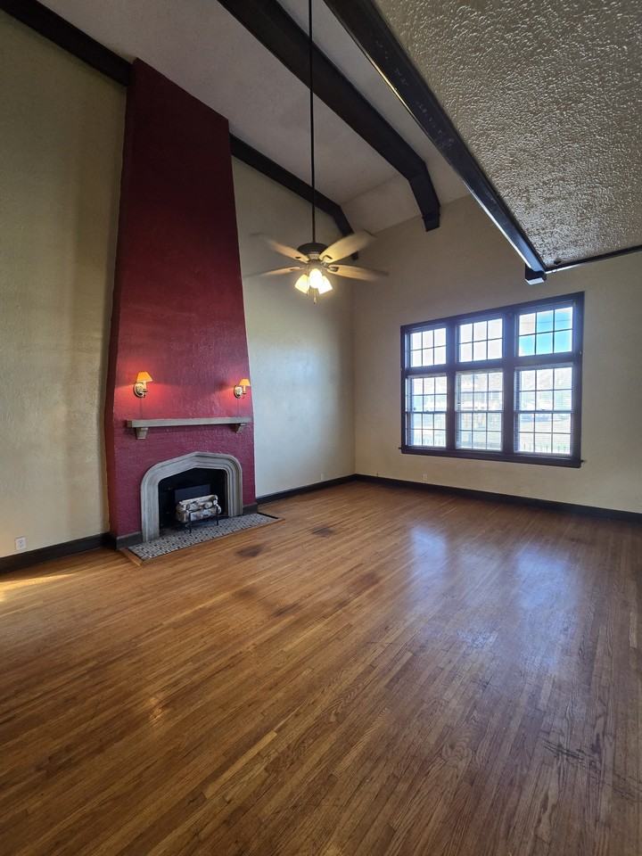 934 North Broadway - Photo 2 of 18