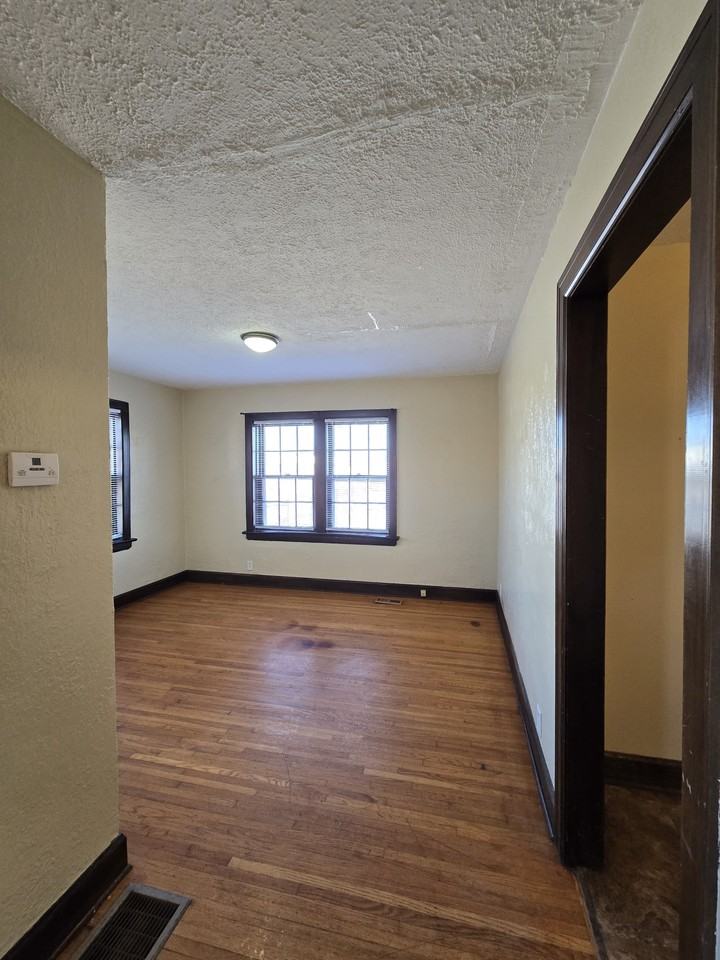 934 North Broadway - Photo 3 of 18