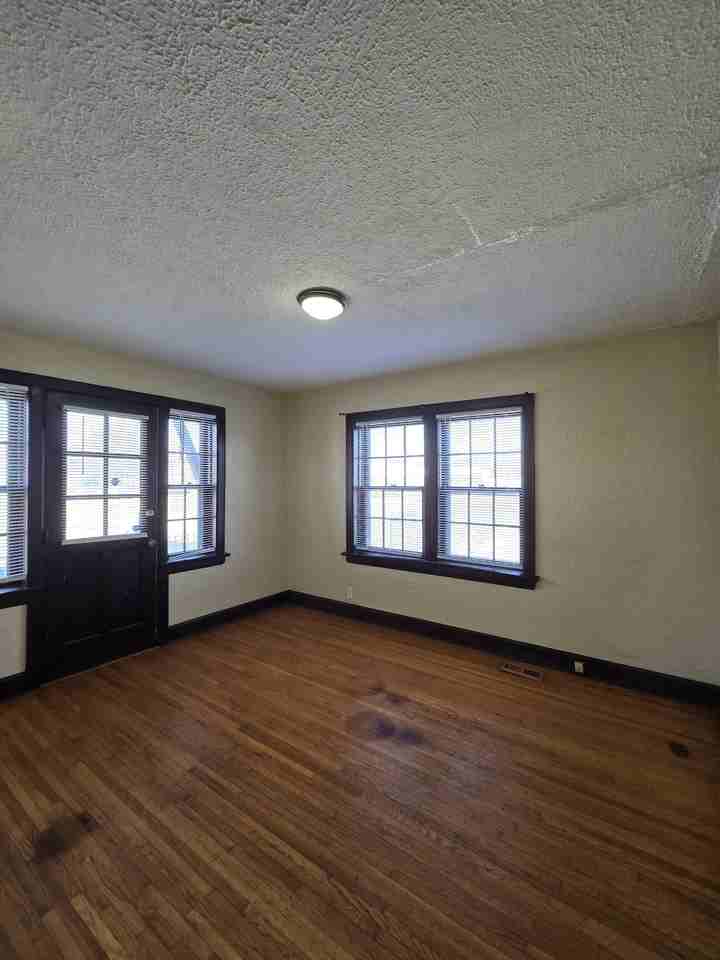 934 North Broadway - Photo 4 of 18