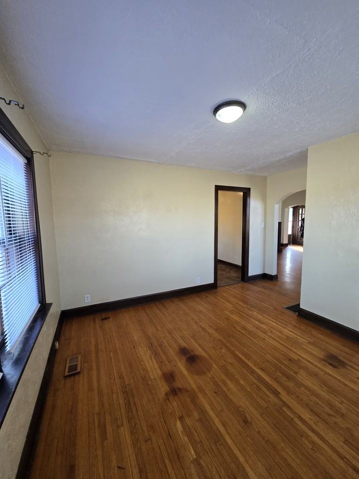 934 North Broadway - Photo 5 of 18