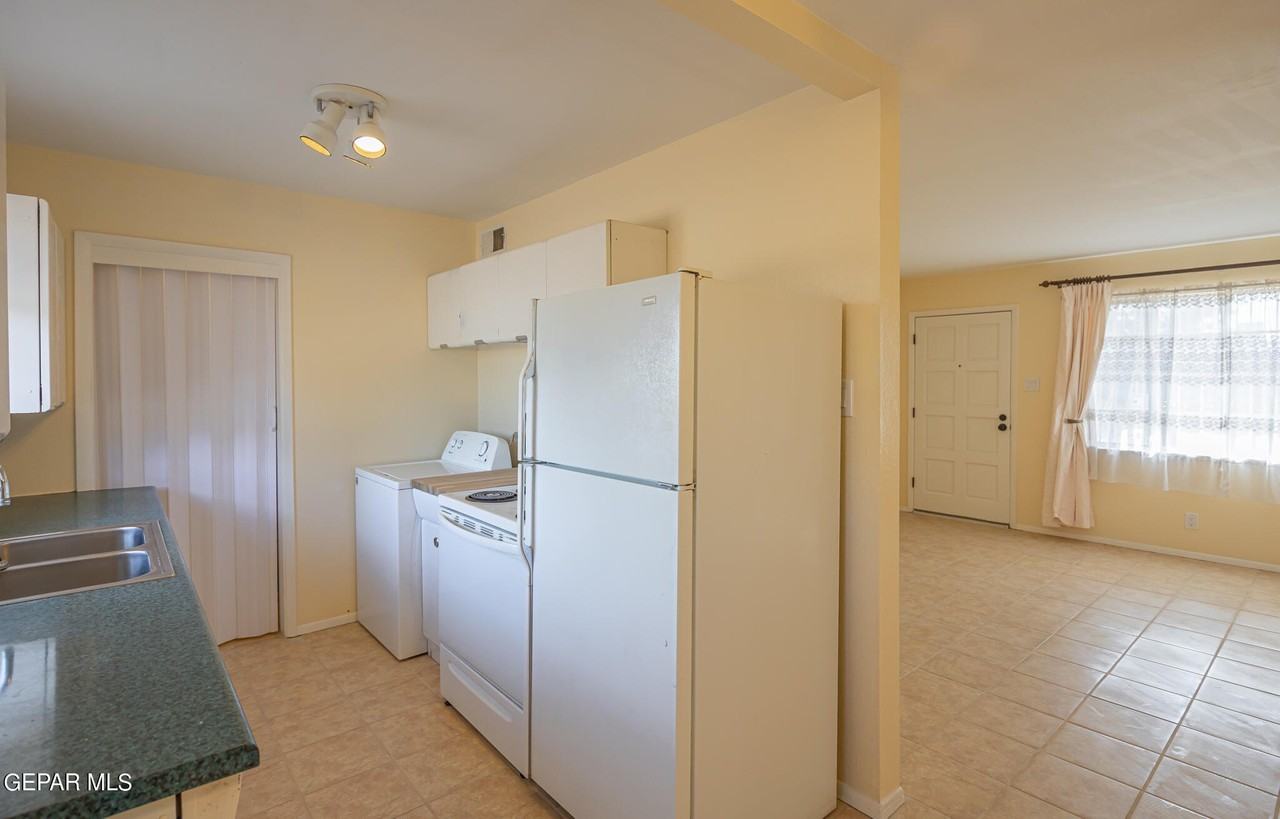 3913 Titanic Ave - Photo 6 of 18