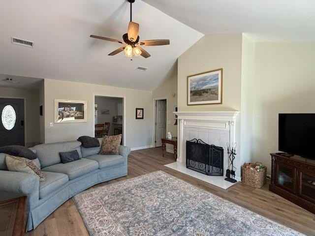 2011 Bayswater Rd - Photo 4 of 16