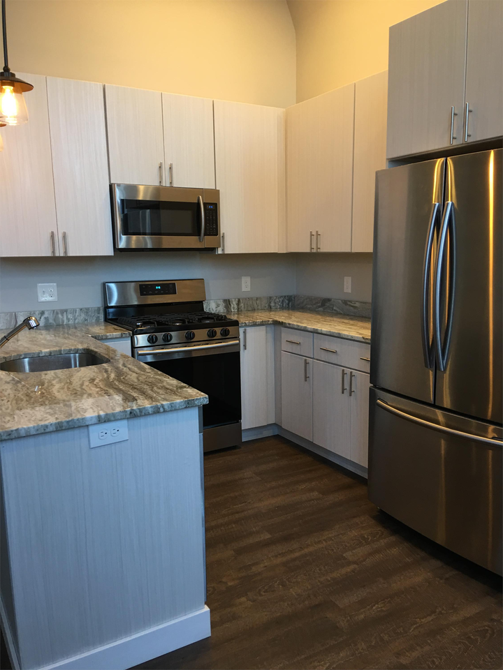 685 Lawrence St - Photo 4 of 28