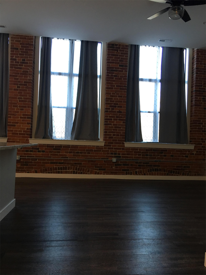 685 Lawrence St - Photo 6 of 28