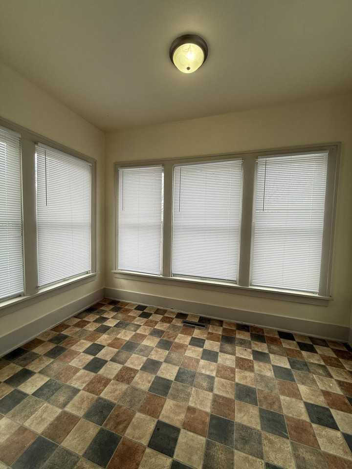 611 W North St - Photo 4 of 10