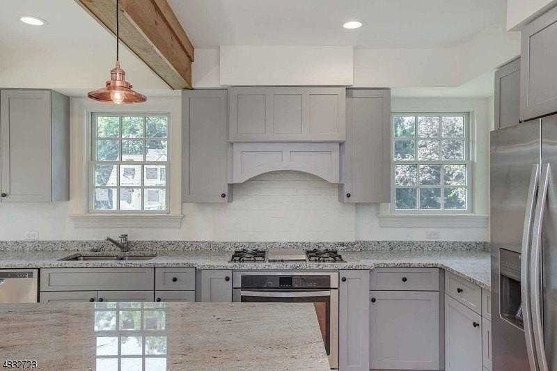 340 S Finley Ave - Photo 2 of 25