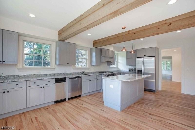 340 S Finley Ave - Photo 3 of 25