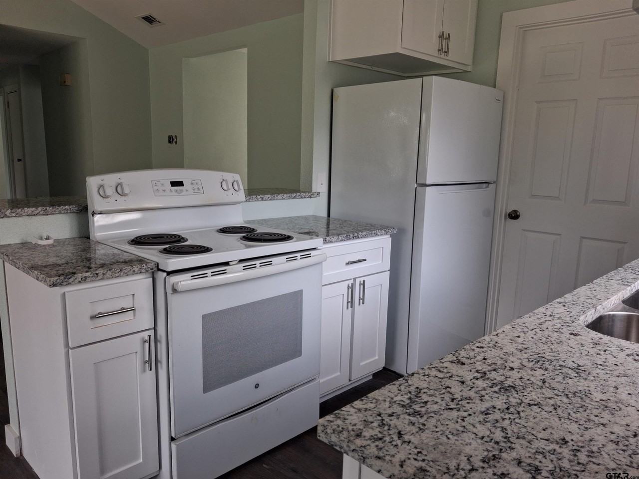 2332 Pinkerton Dr - Photo 4 of 13