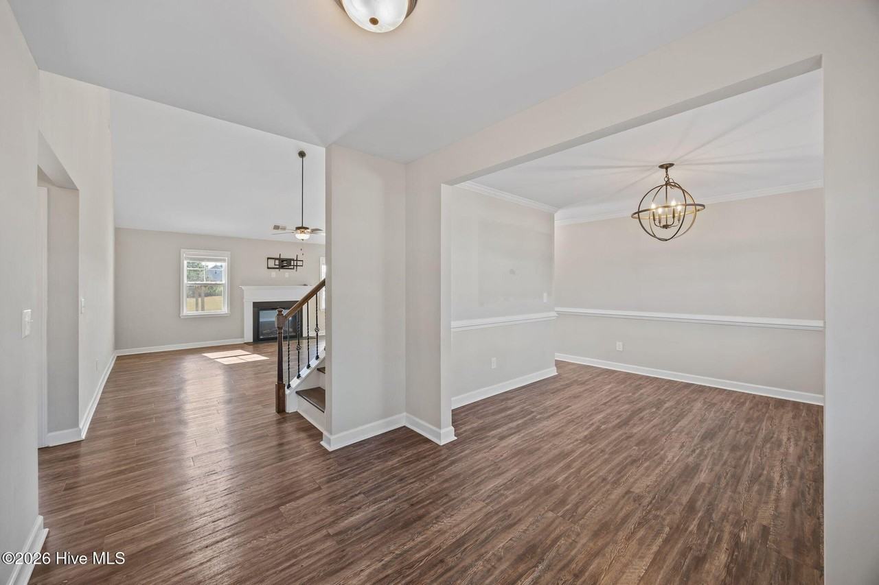 704 Peytons Lake Ln - Photo 2 of 31