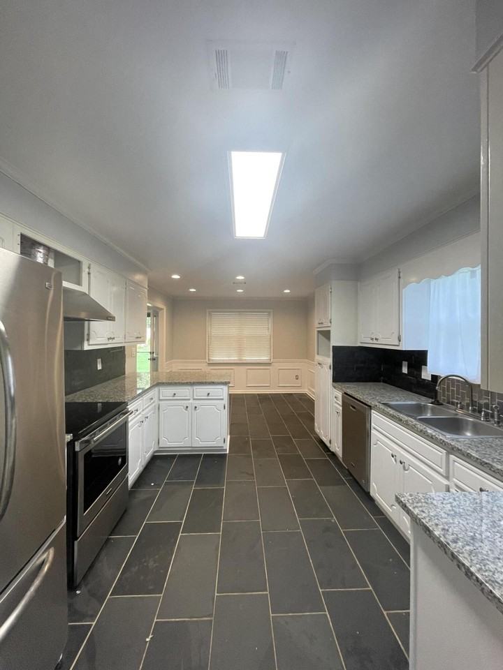 242 Farmington Dr W - Photo 6 of 48