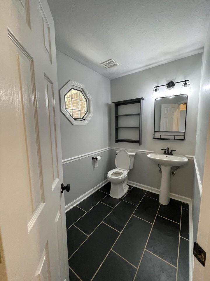 242 Farmington Dr W - Photo 7 of 48