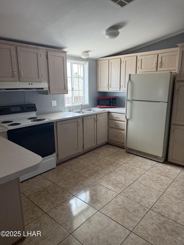 1995 Hubbell Dr - Photo 5 of 17