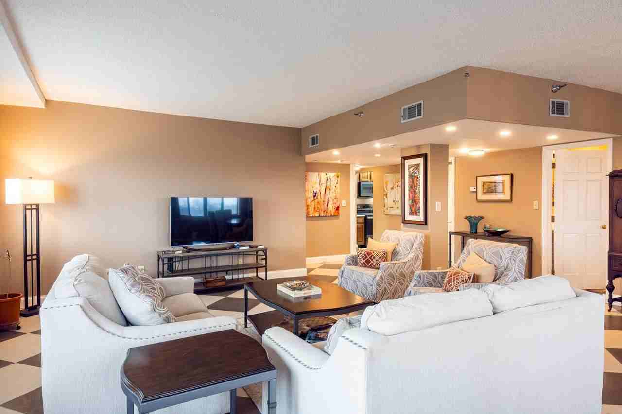 355 S Broadway Apt 305 - Photo 2 of 32