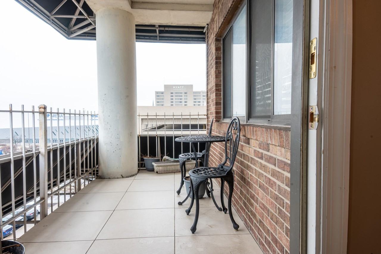 355 S Broadway Apt 305 - Photo 4 of 32