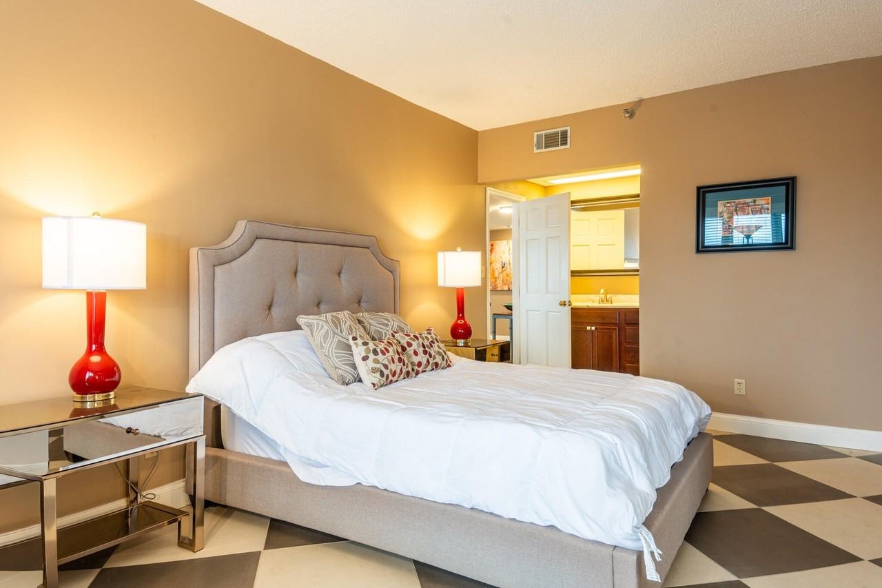 355 S Broadway Apt 305 - Photo 5 of 32