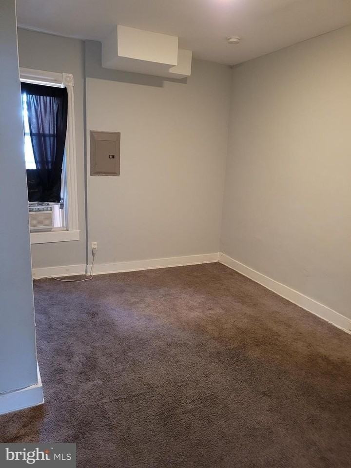 2449 Barclay St - Photo 2 of 5