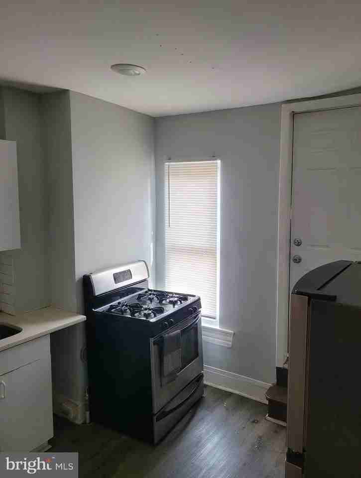 2449 Barclay St - Photo 4 of 5