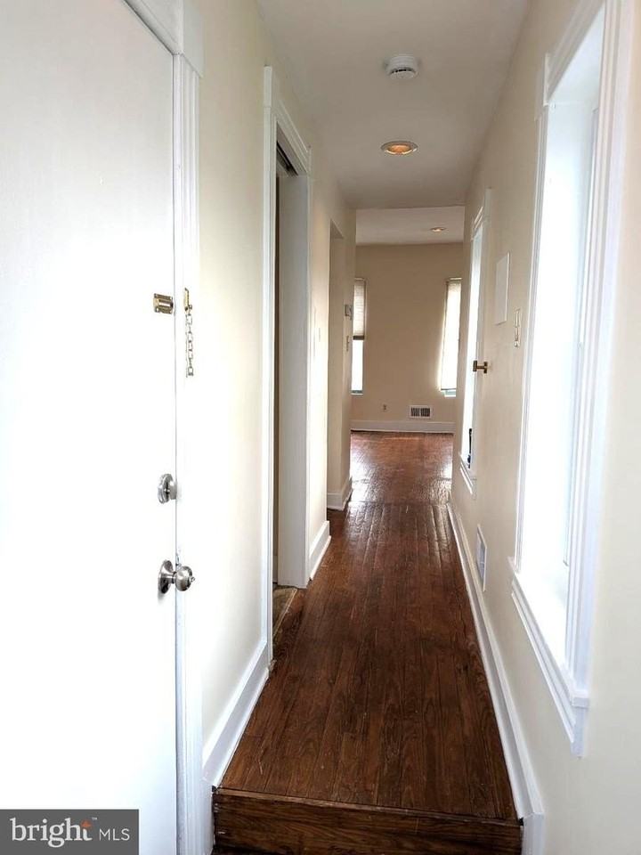 1906 Fleet St - Photo 4 of 10