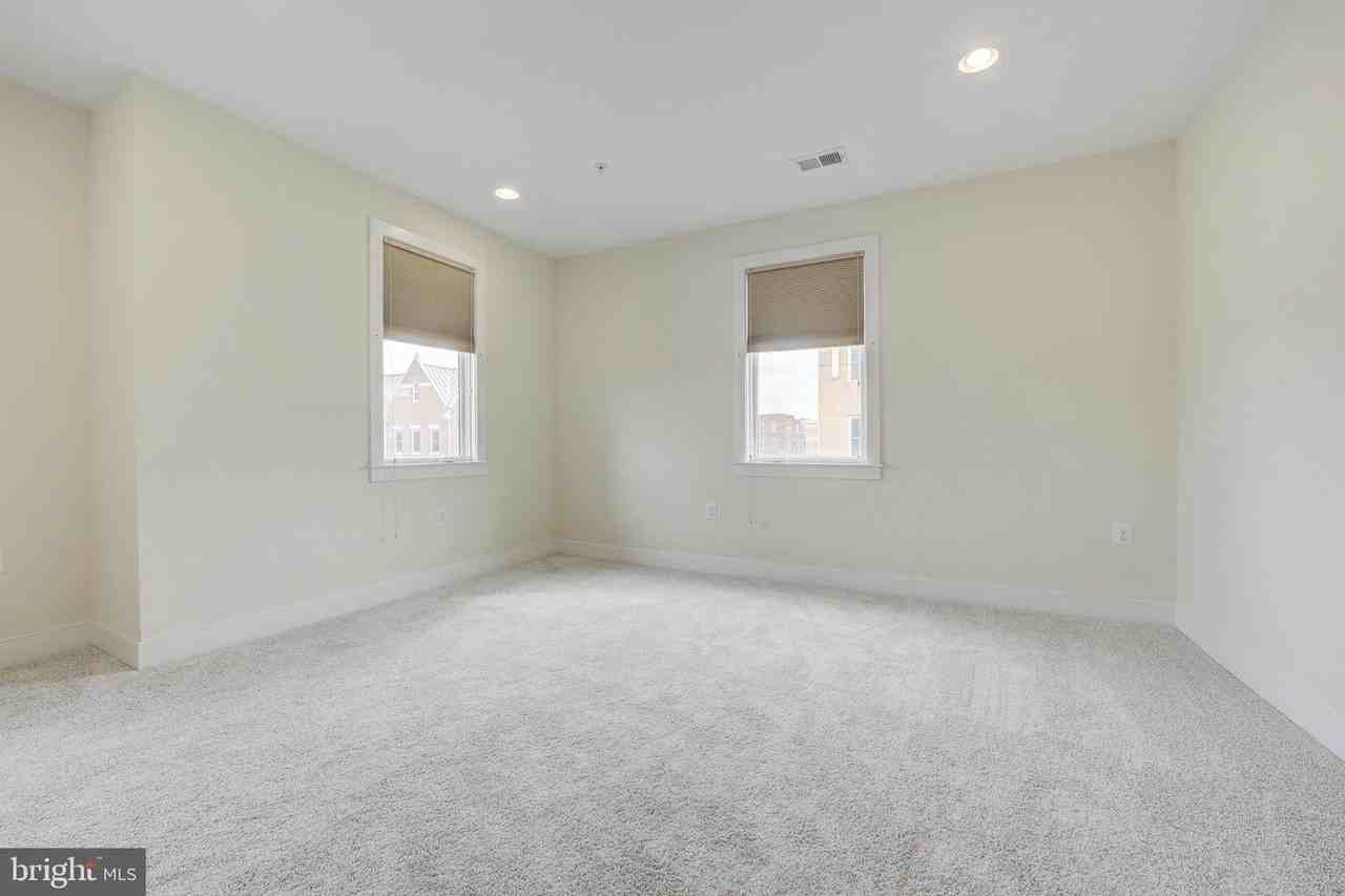 620 Mckenzie Ave - Photo 4 of 31