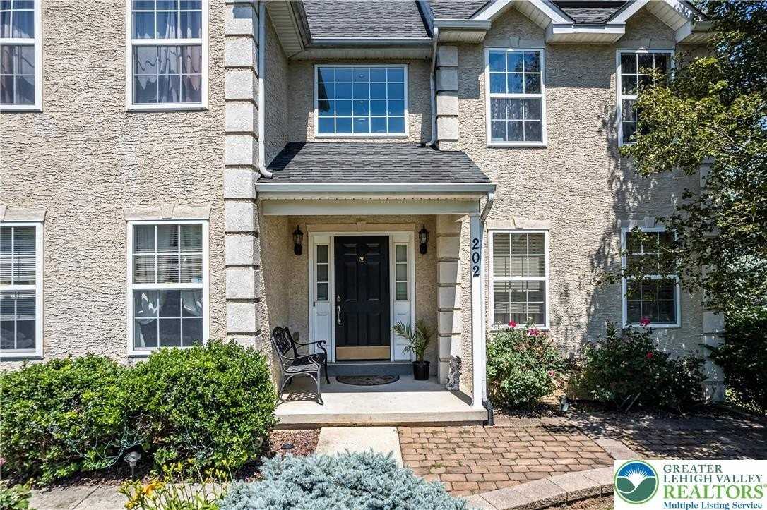 202 Mcnair Cir - Photo 3 of 50