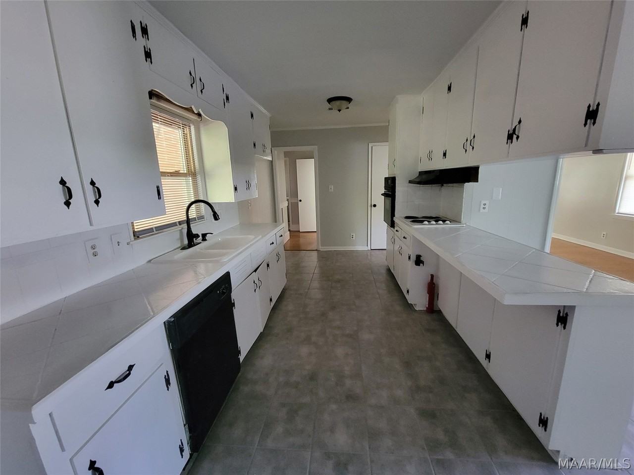 1048 Biscayne Dr - Photo 3 of 14