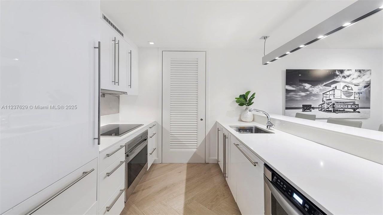 2201 Collins Ave #804 - Photo 4 of 41