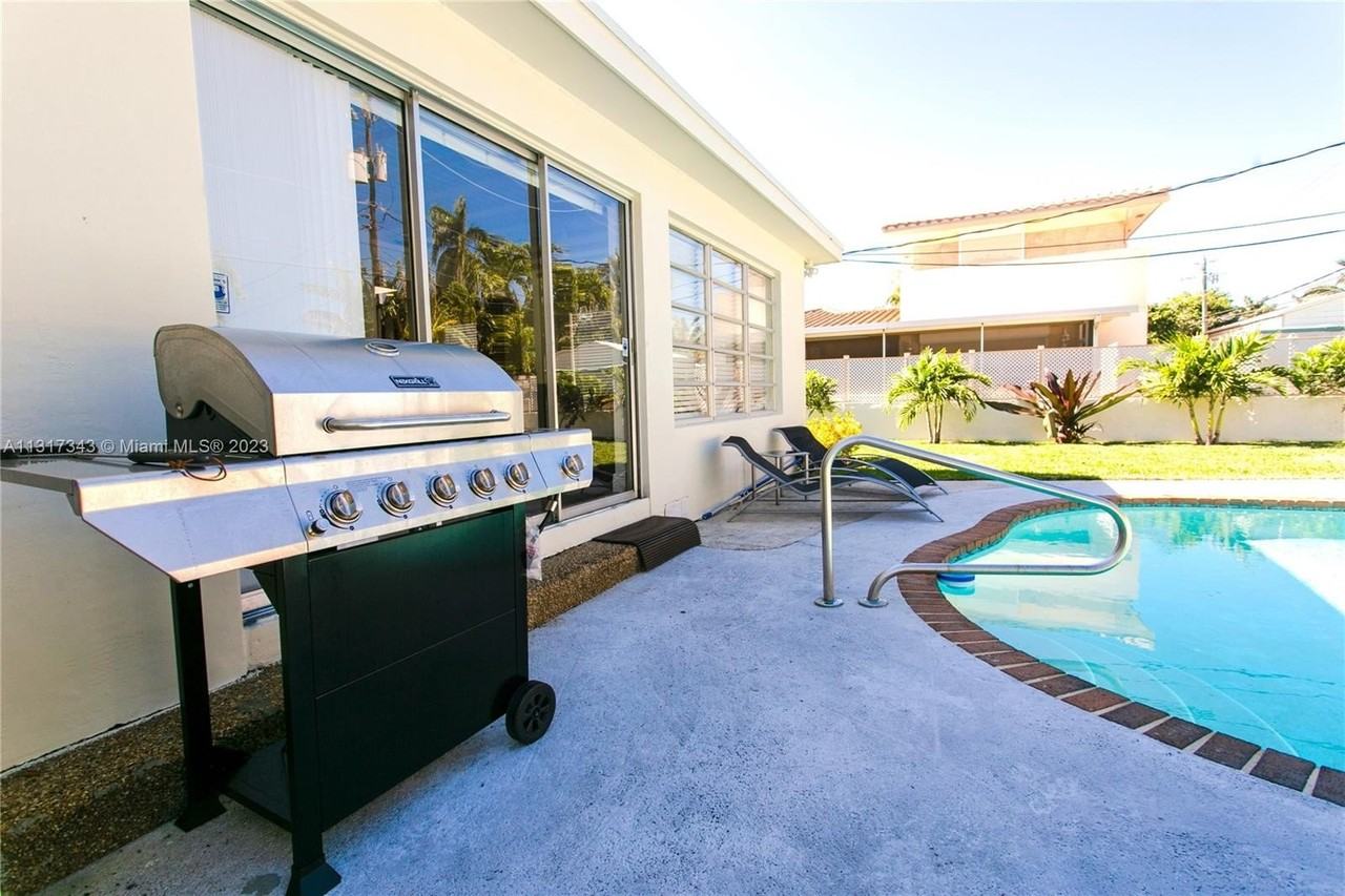 951 Washington St - Photo 3 of 26