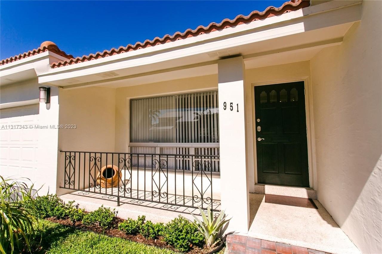 951 Washington St - Photo 4 of 26