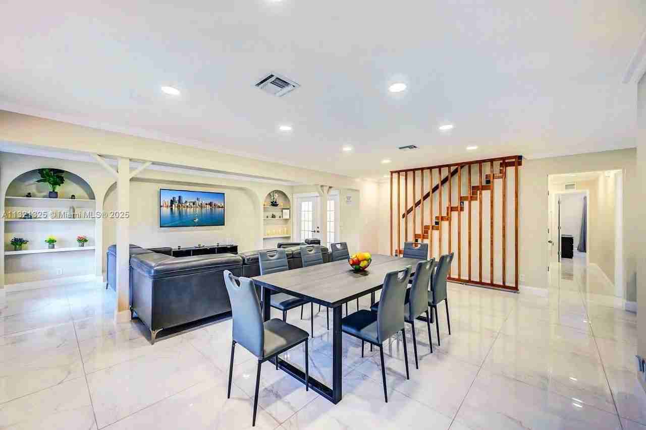 1020 N 13th Ter - Photo 7 of 39