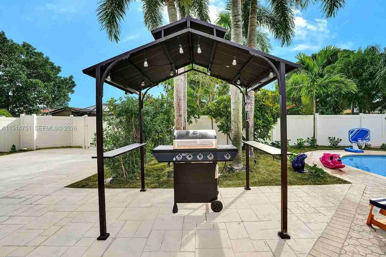 5500 Cleveland St - Photo 4 of 45