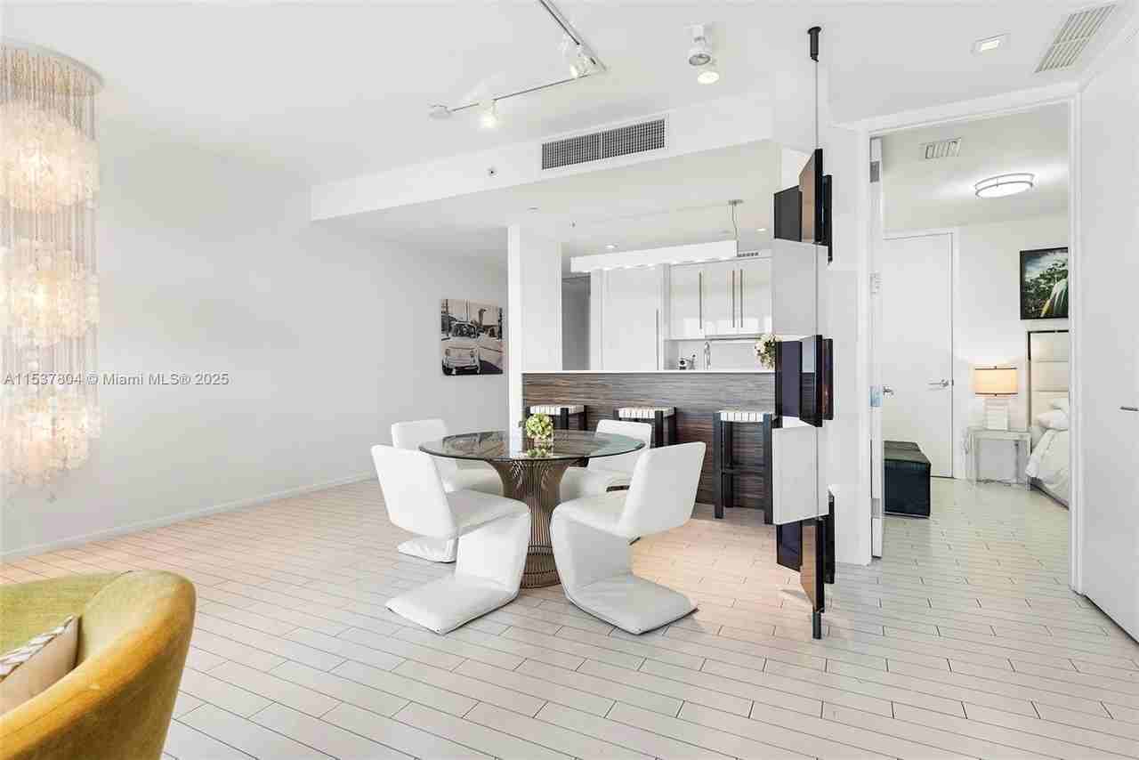 2201 Collins Ave #814 - Photo 4 of 32