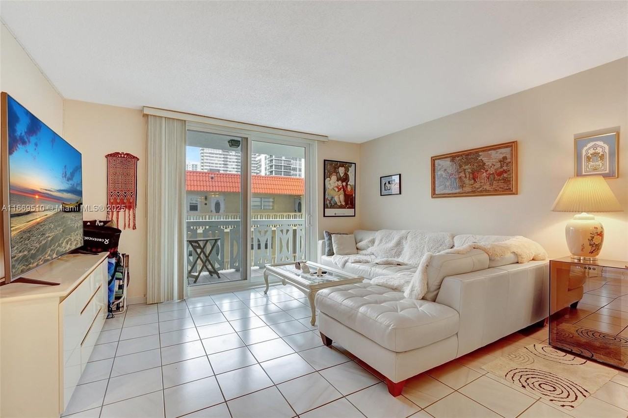 3113 S Ocean Dr #402