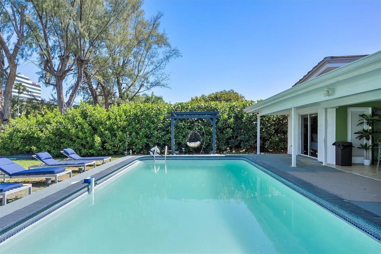 2541 Ne 195th St #0 - Photo 5 of 50