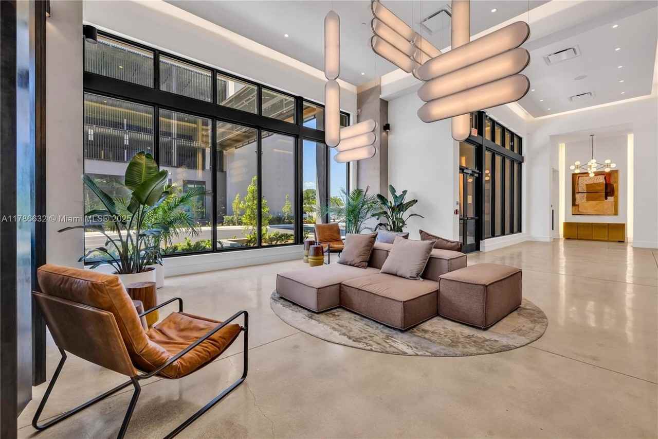 3801 N Dixie Hwy #404