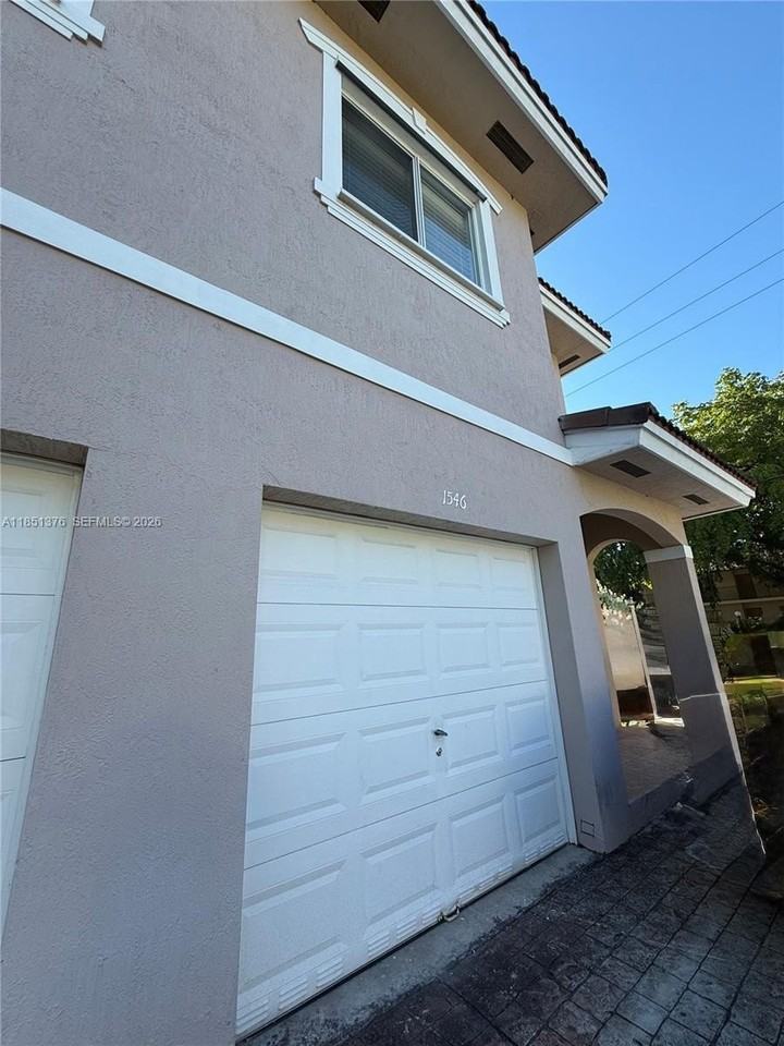 1540 Nw 45th St #1-4 - Photo 3 of 36