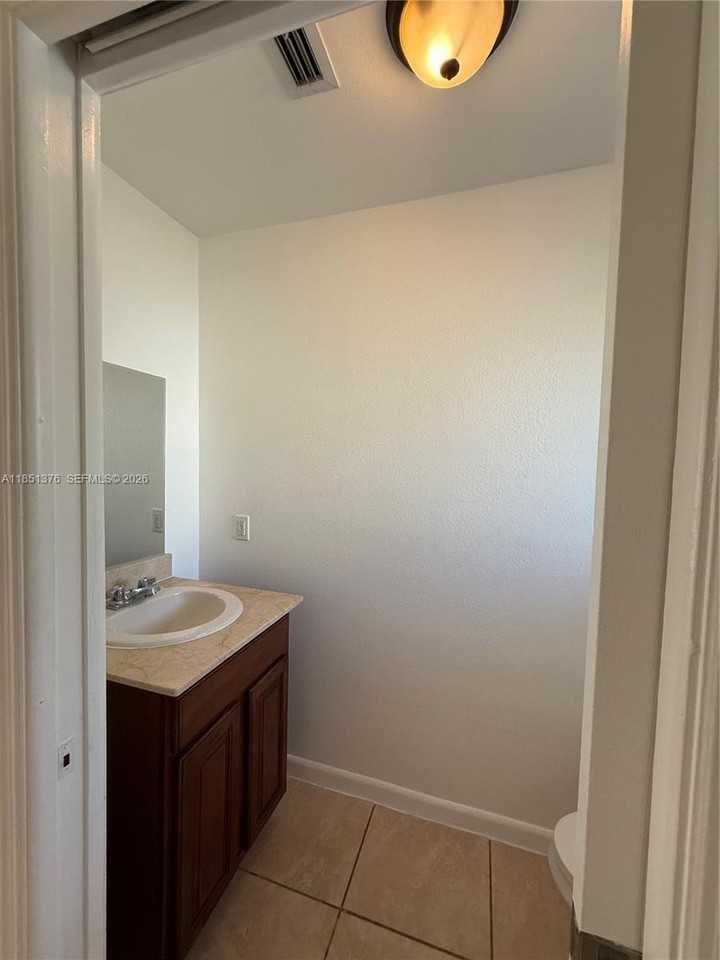 1540 Nw 45th St #1-4 - Photo 4 of 36