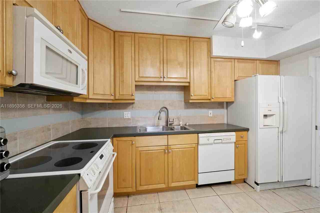 3850 Oaks Clubhouse Dr #307