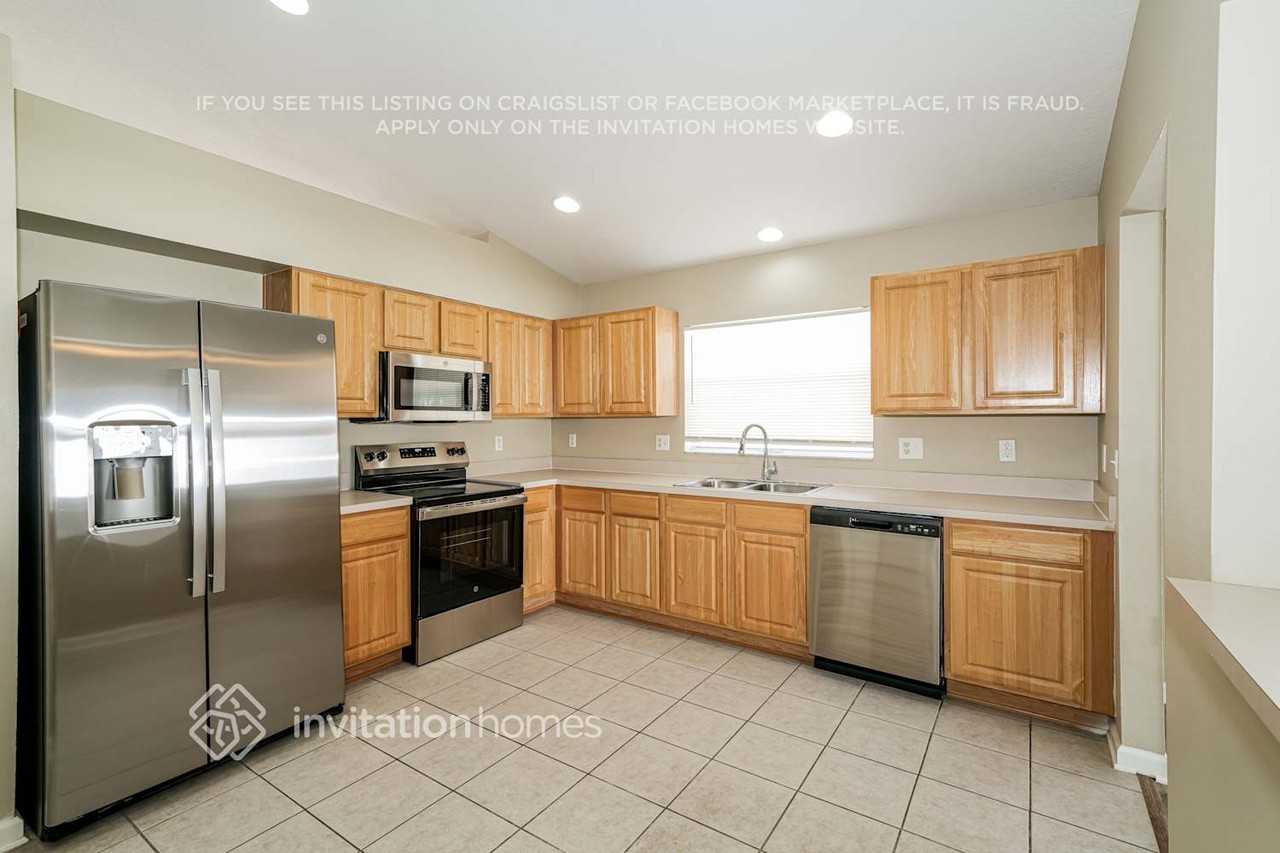 30401 Princess Bay Dr - Photo 5 of 17