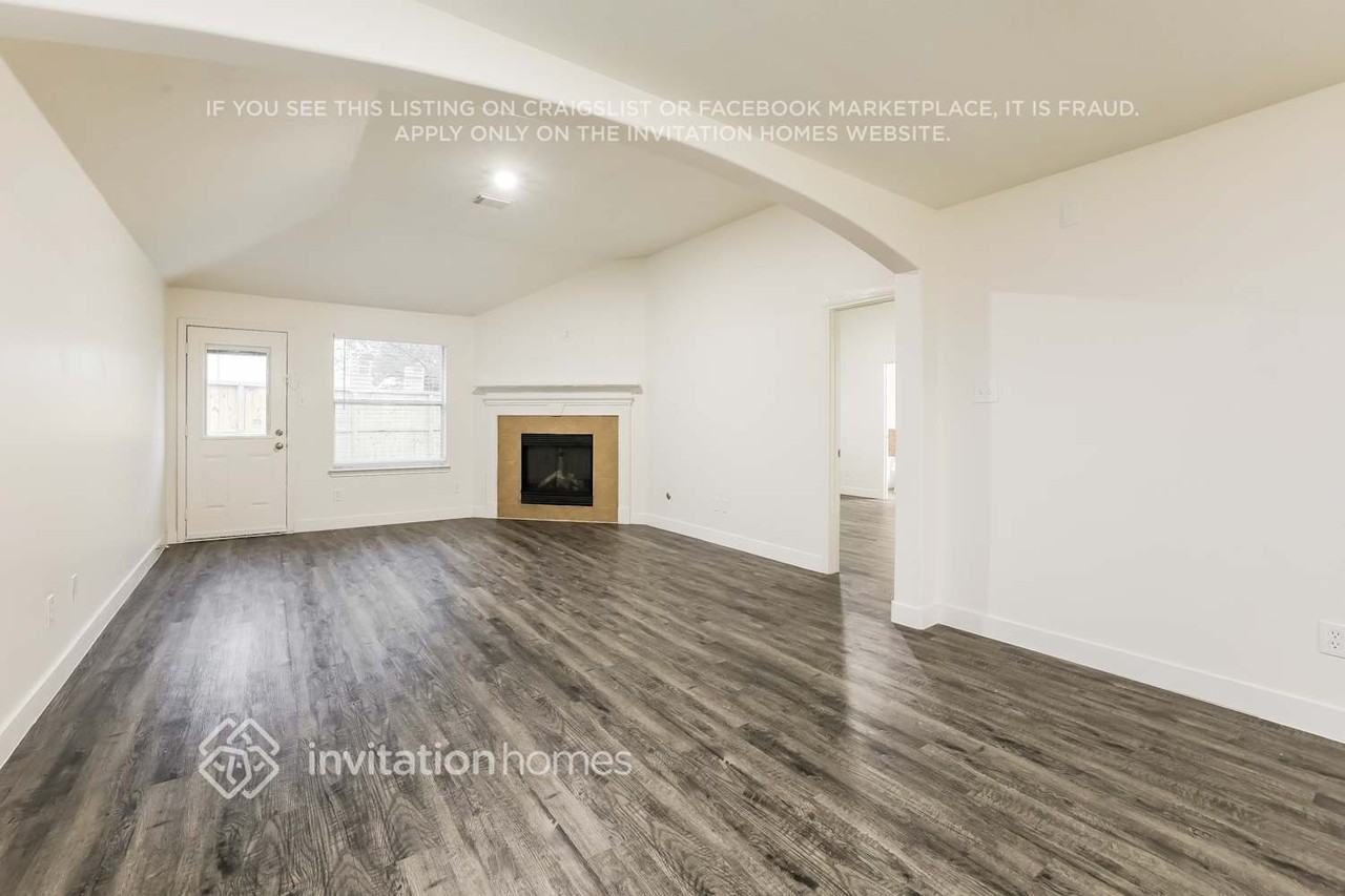 16102 Majestic Glen Ln - Photo 4 of 17