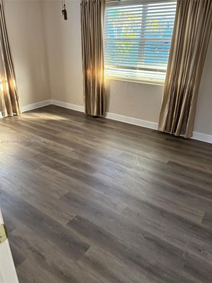 127 Lakeview Ave - Photo 3 of 8