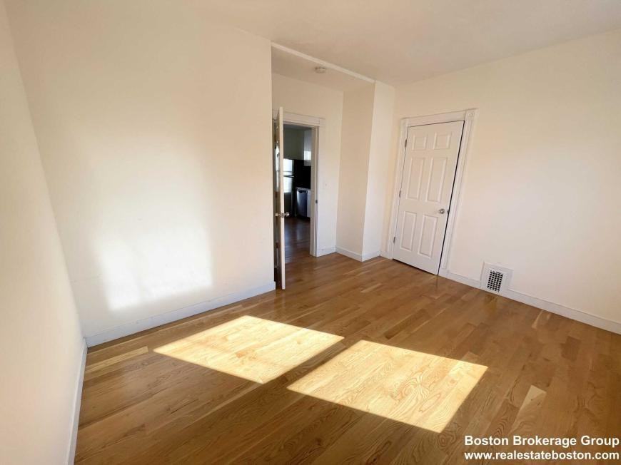 29 Eastman St - Photo 4 of 10