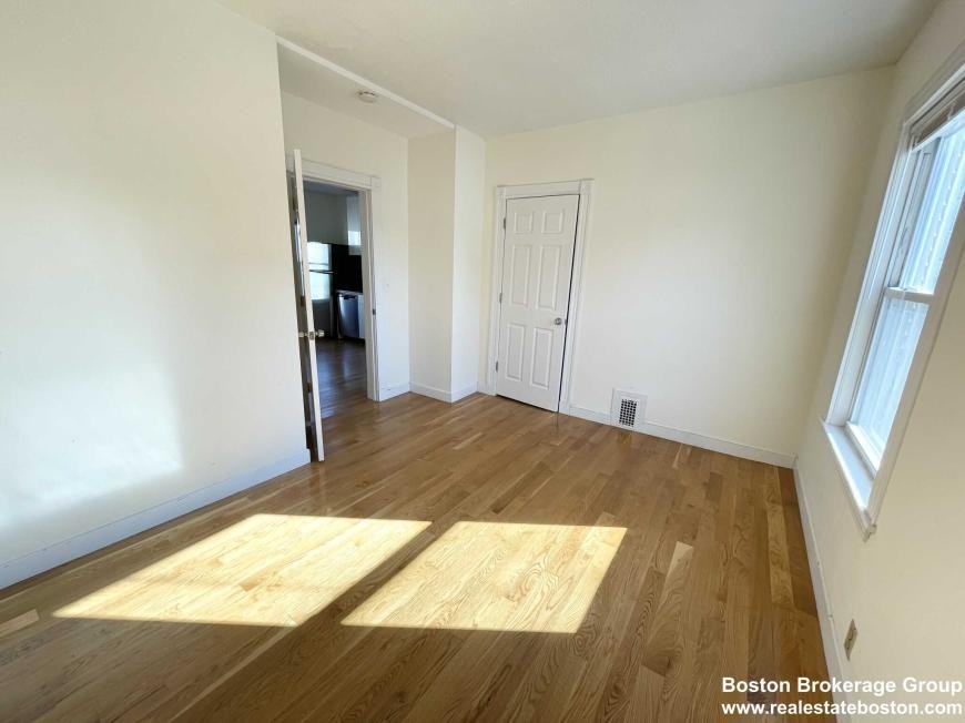 29 Eastman St - Photo 5 of 10