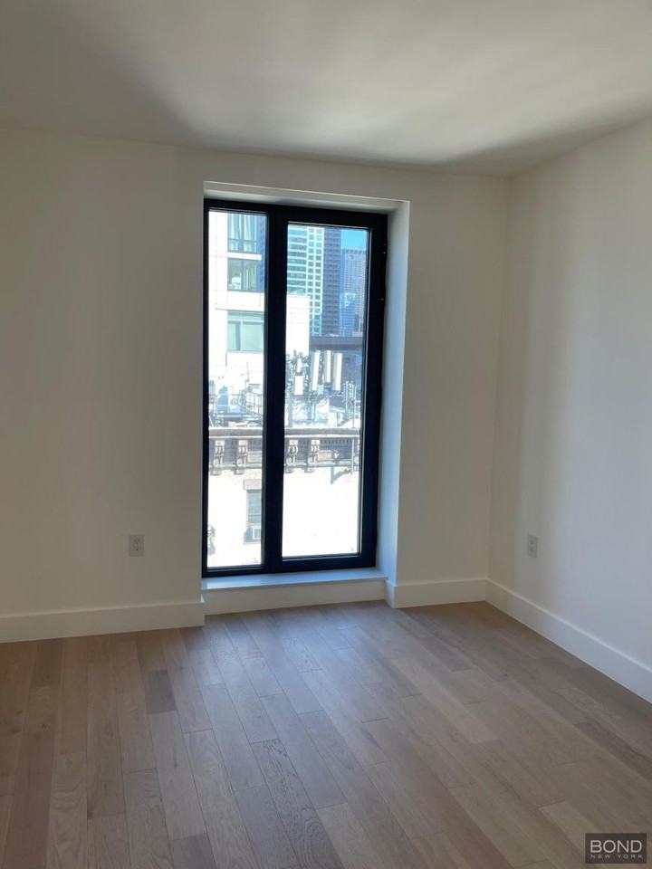 499 9th Ave - Photo 2 of 8