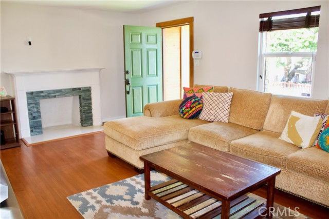 8727 Glider Ave - Photo 4 of 8